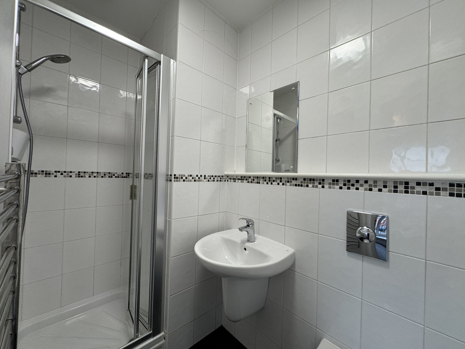 Ensuite shower/WC