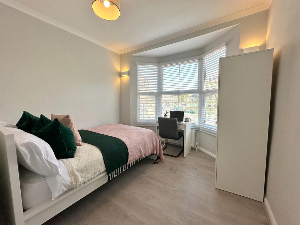 Bedroom 1 (2)
